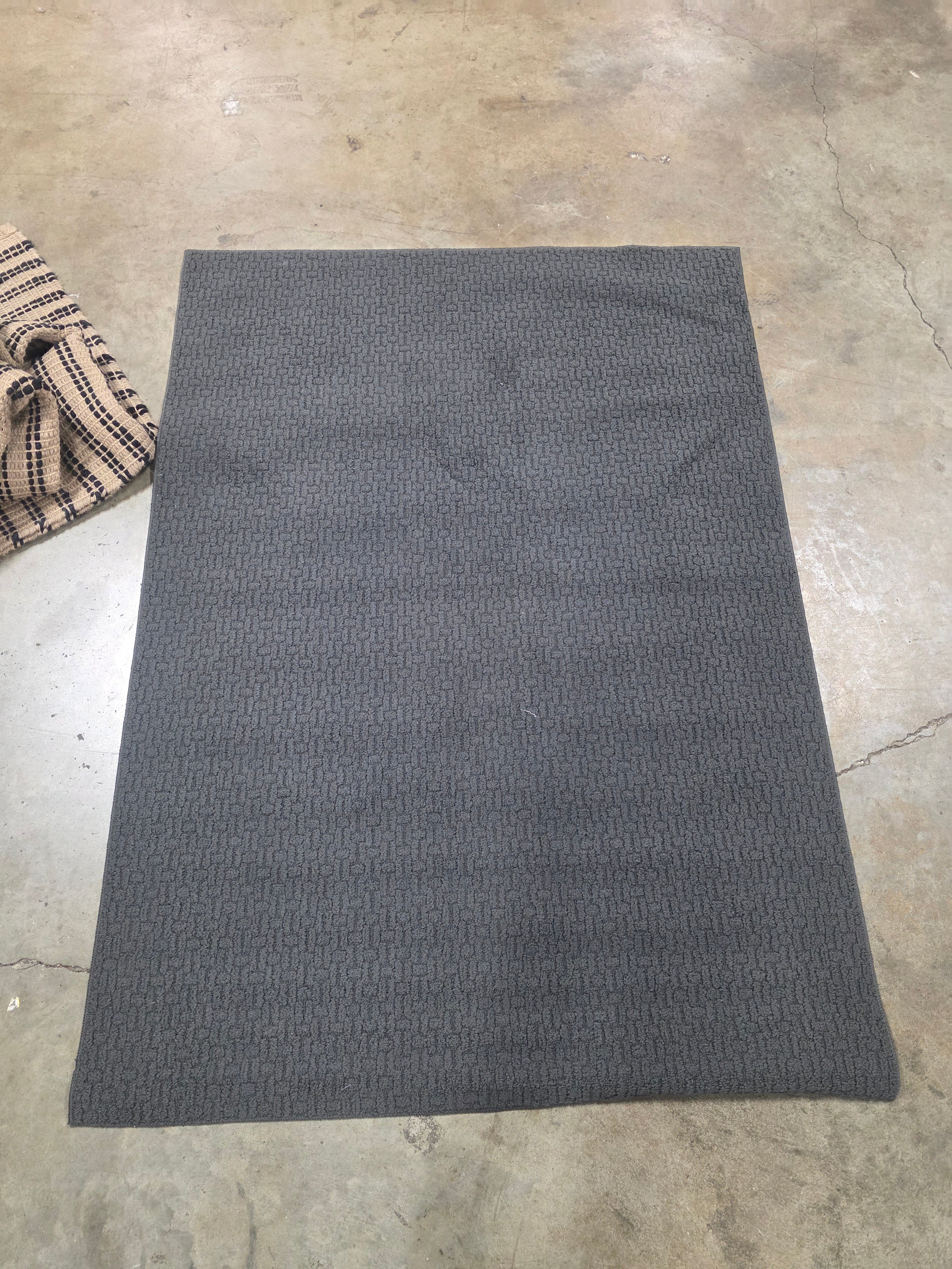 Washable Solid Machine Tufted Rug - 4'x5'6"