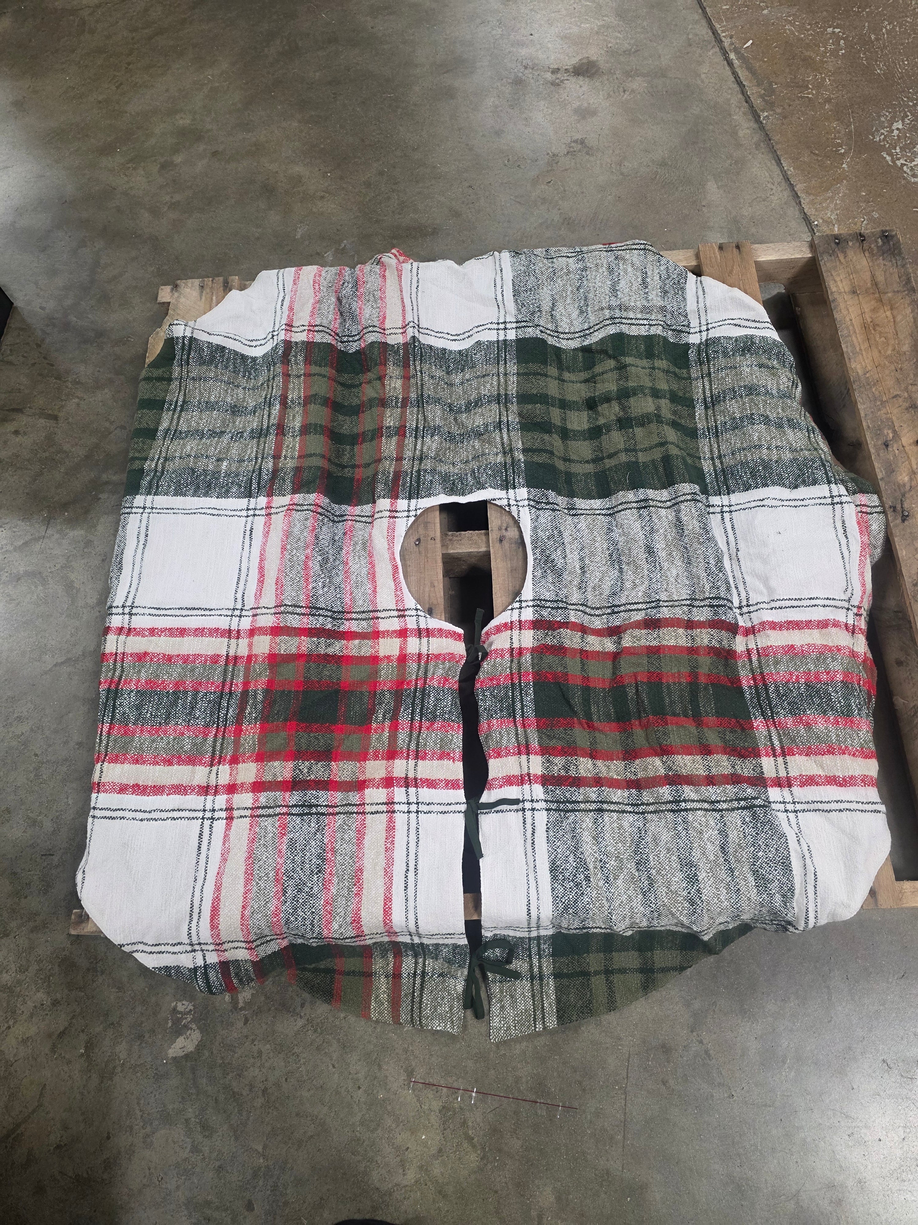 Plaid Chunky Woven Tree Skirt Vintage Red, final cut