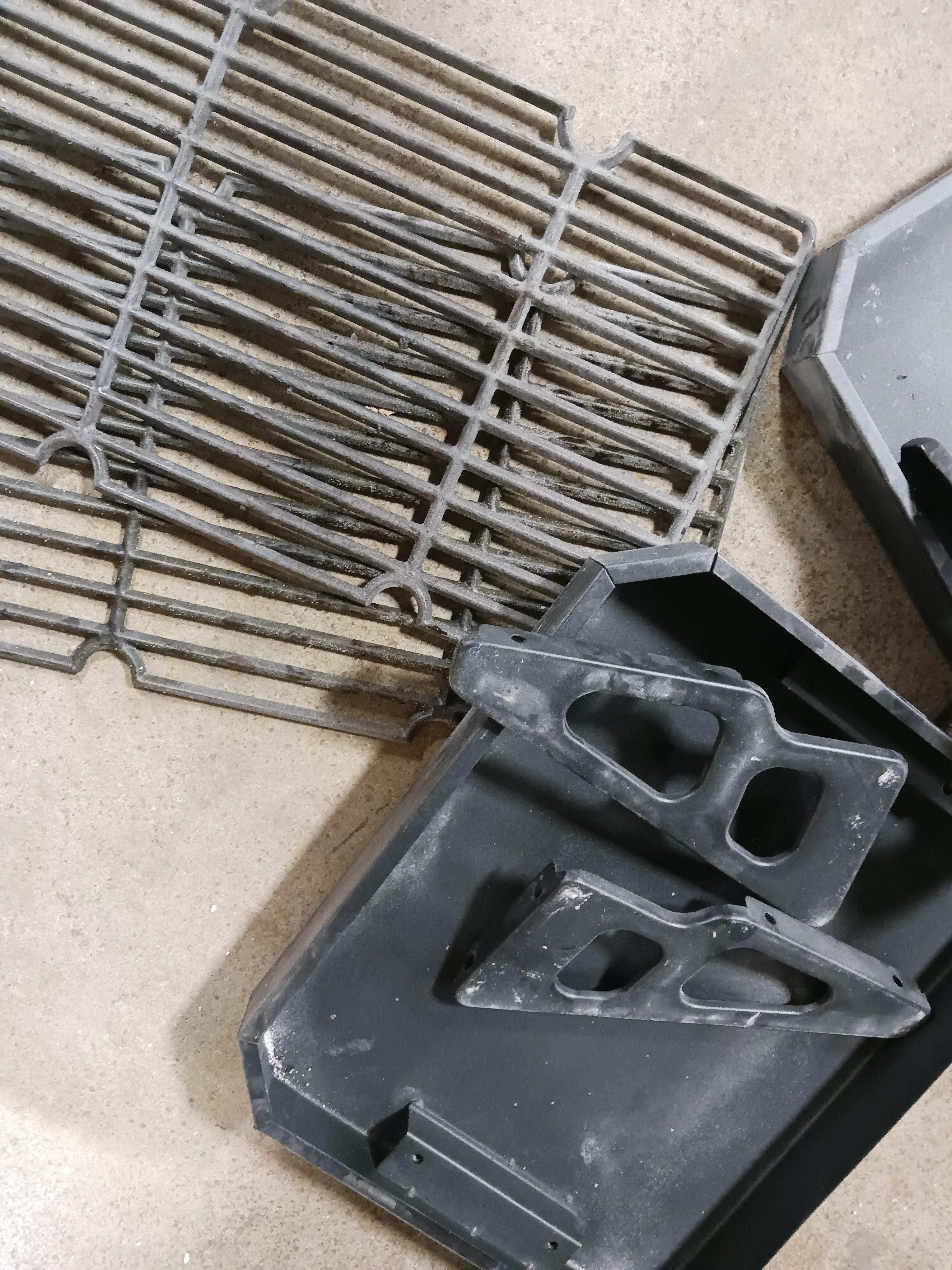 Barrel Charcoal Grill with Side Shelves