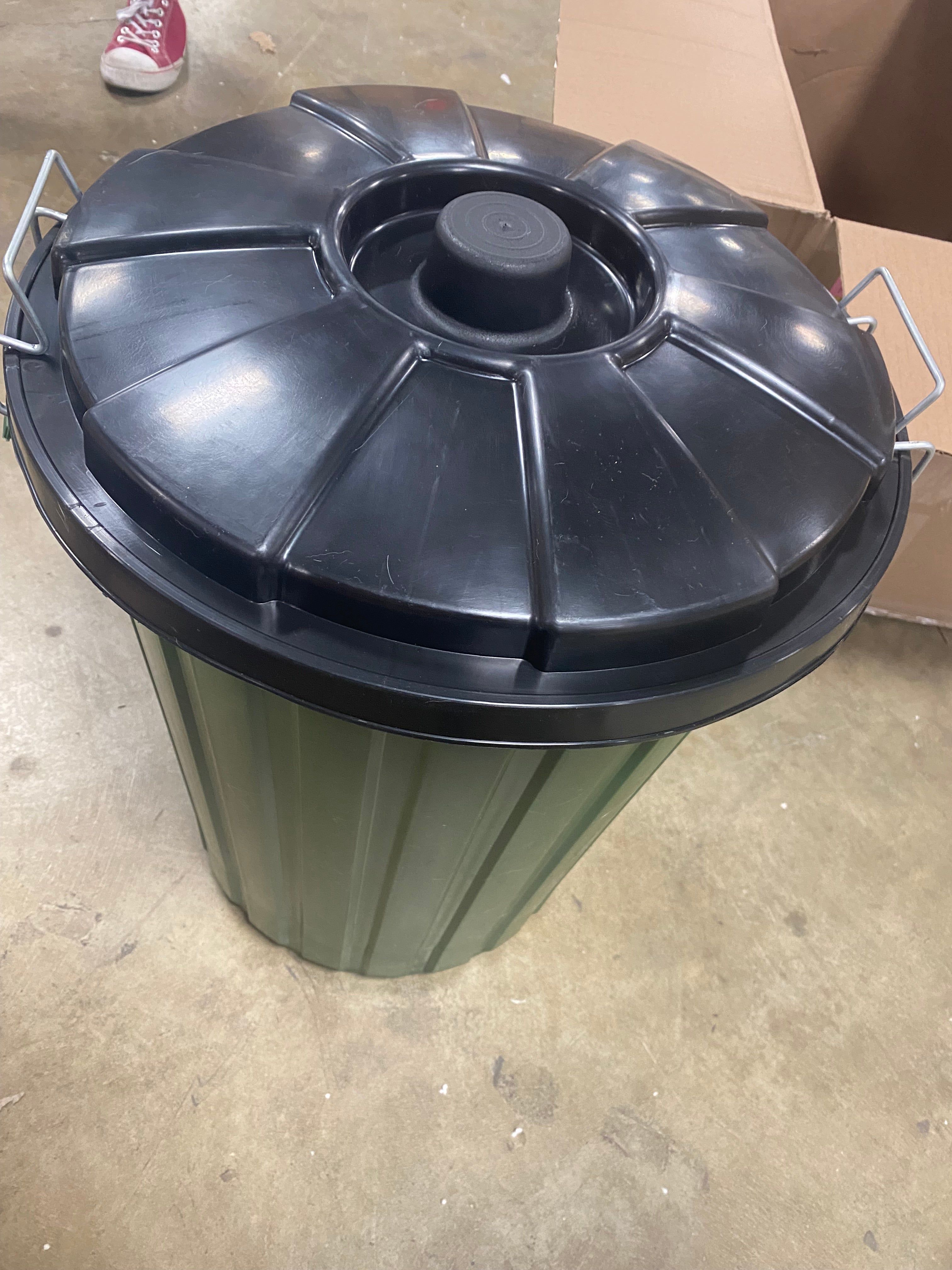 Plastic Manual Lift Trash Can