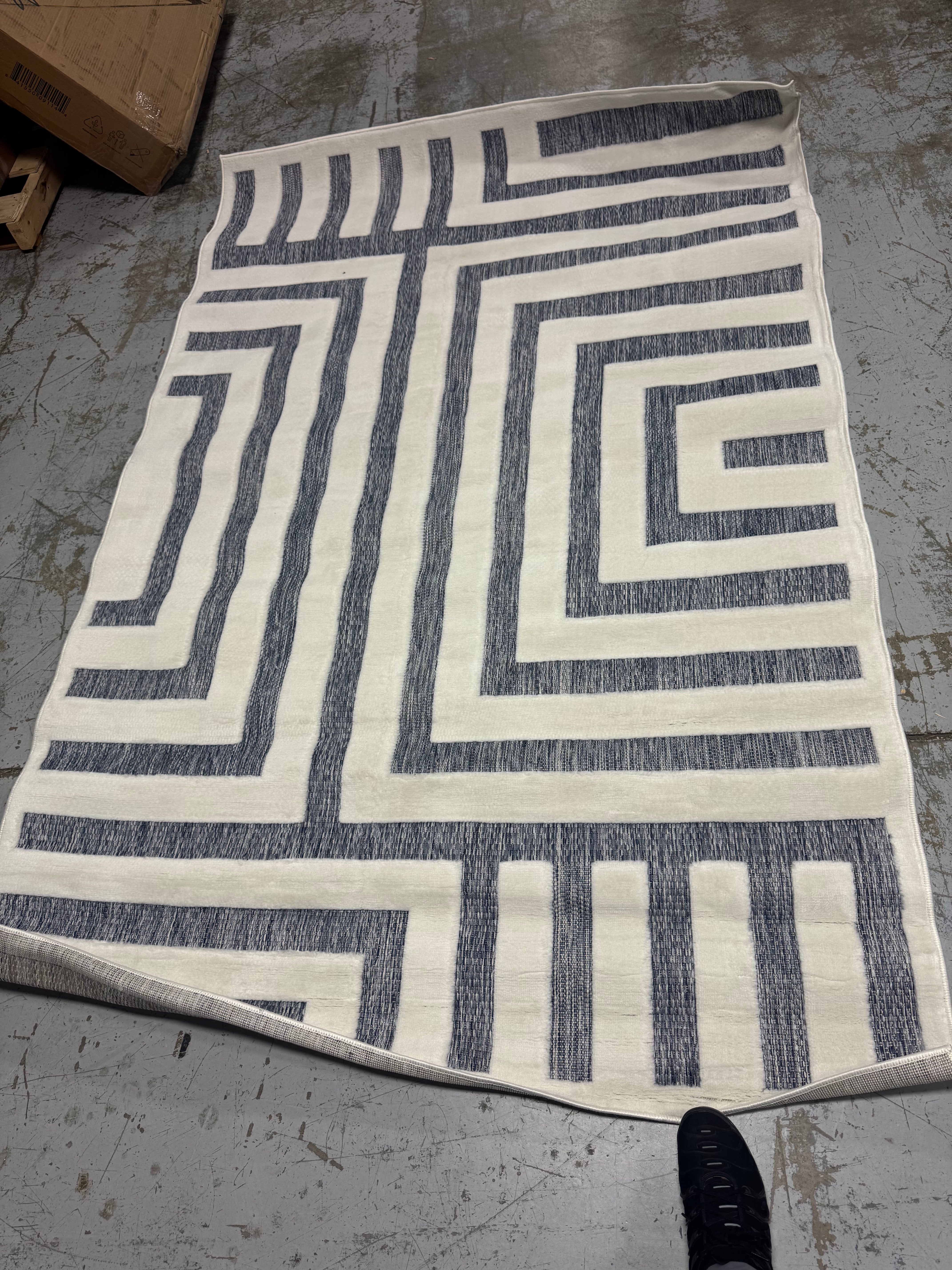 Transitional Diamond Indoor/Outdoor Area Rug, 5x8