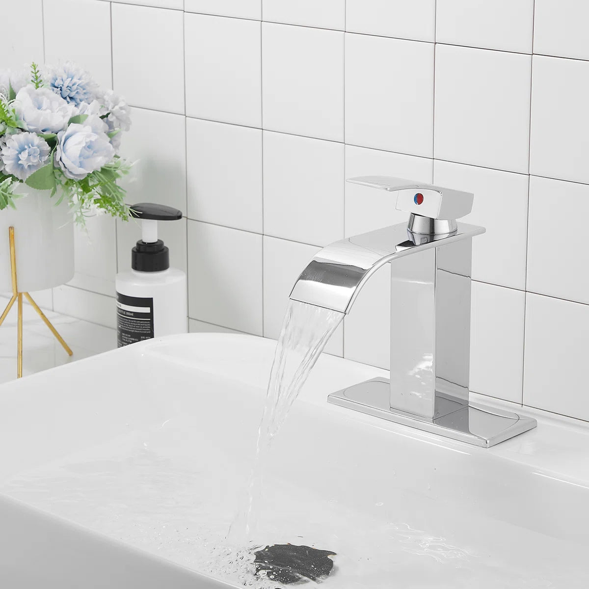 Single-Hole Single-handle Bathroom Faucet with Drain Assembly Chrome