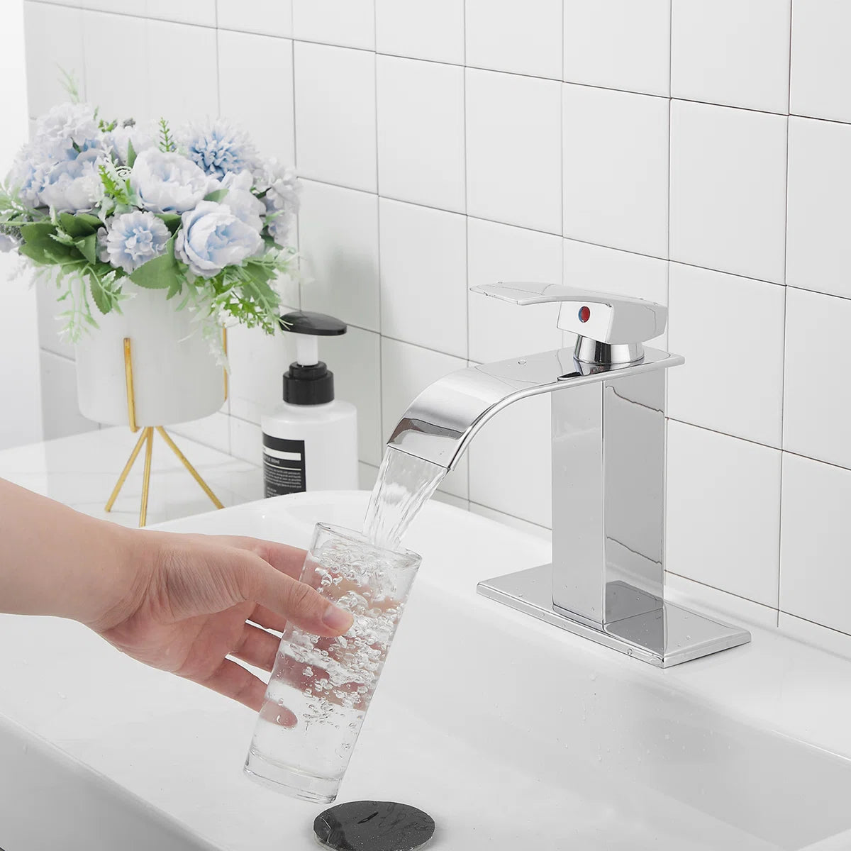 Single-Hole Single-handle Bathroom Faucet with Drain Assembly Chrome