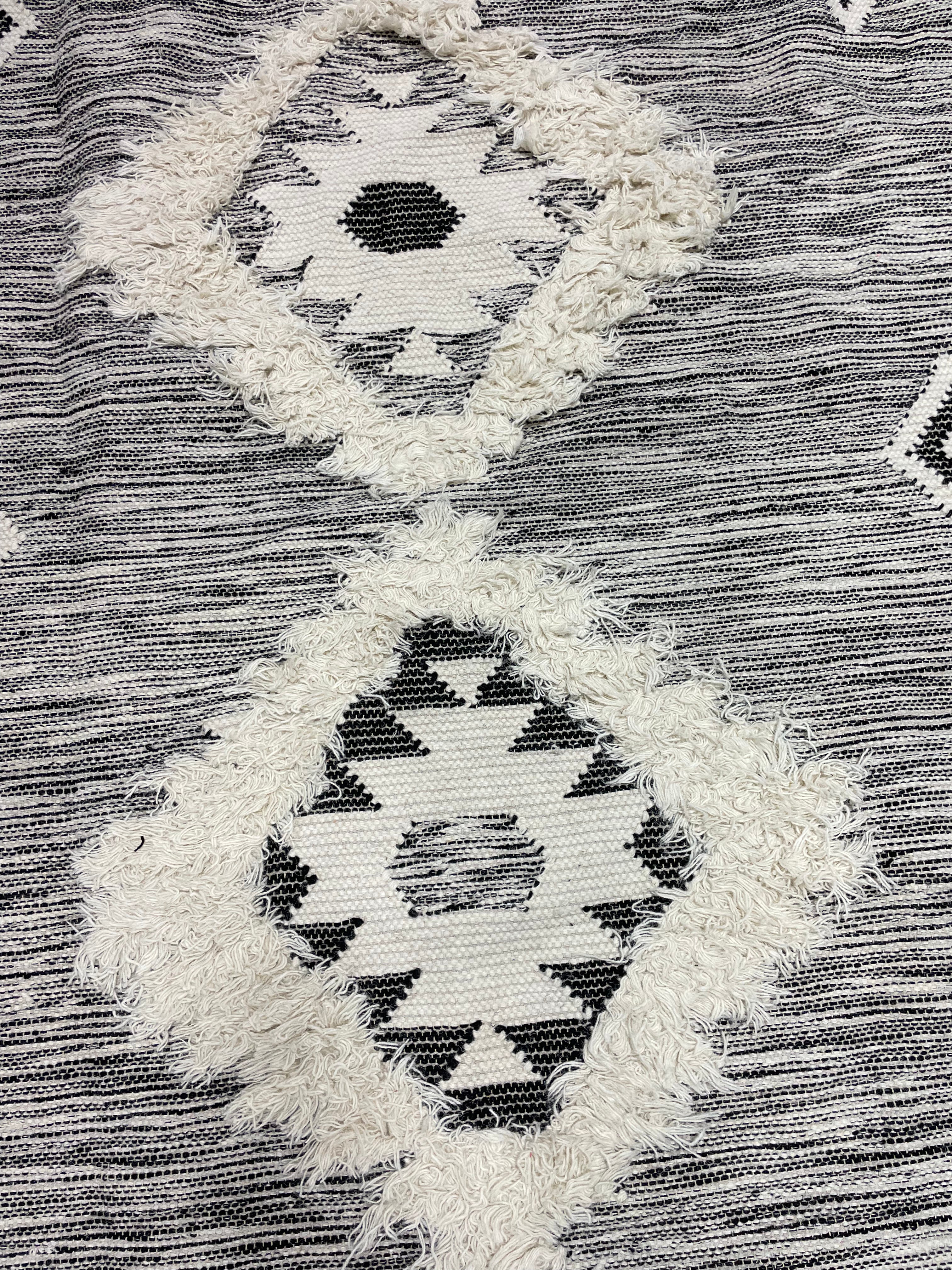 8' round Savannah Wool Black Round Indoor Geometric Area Rug