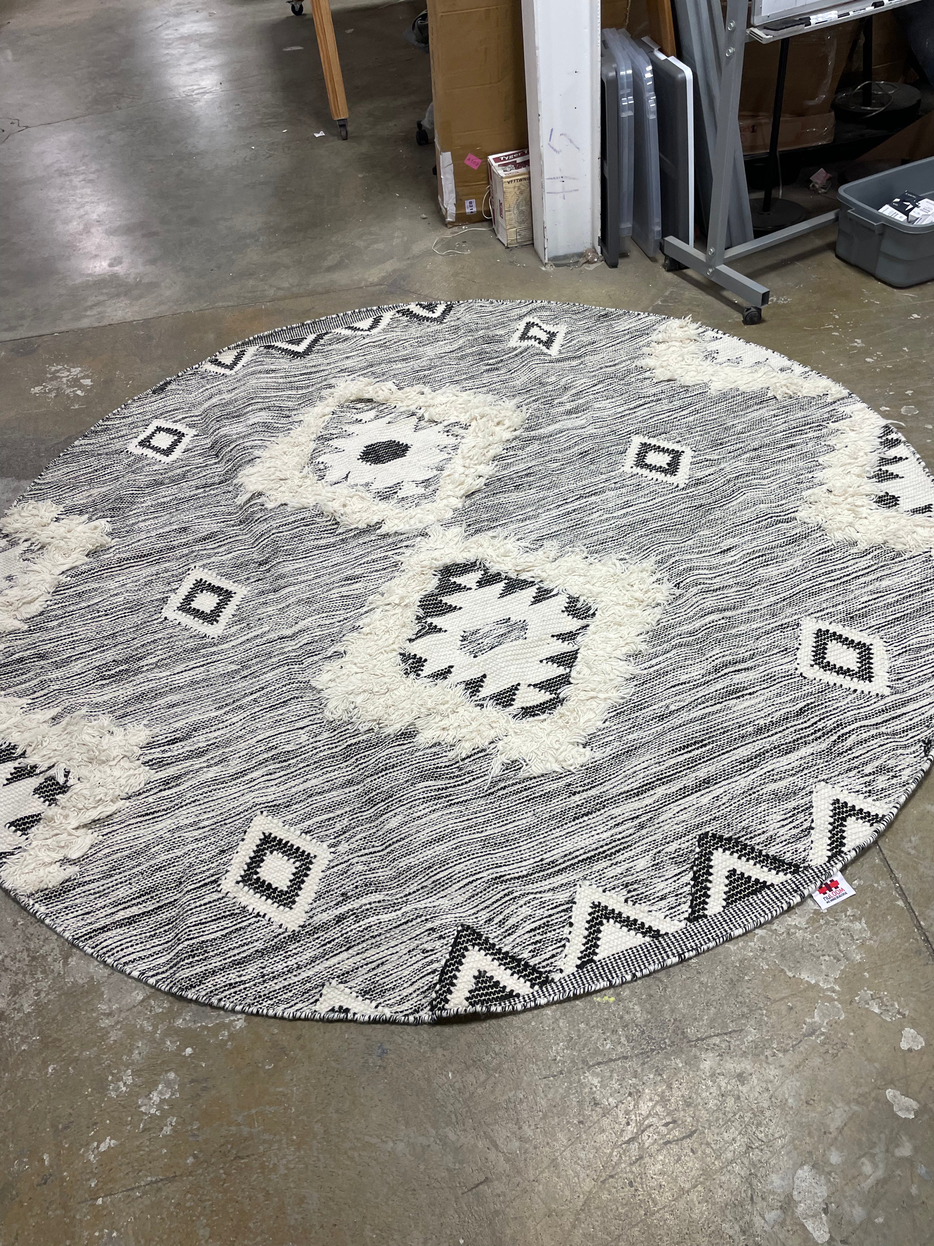 8' round Savannah Wool Black Round Indoor Geometric Area Rug