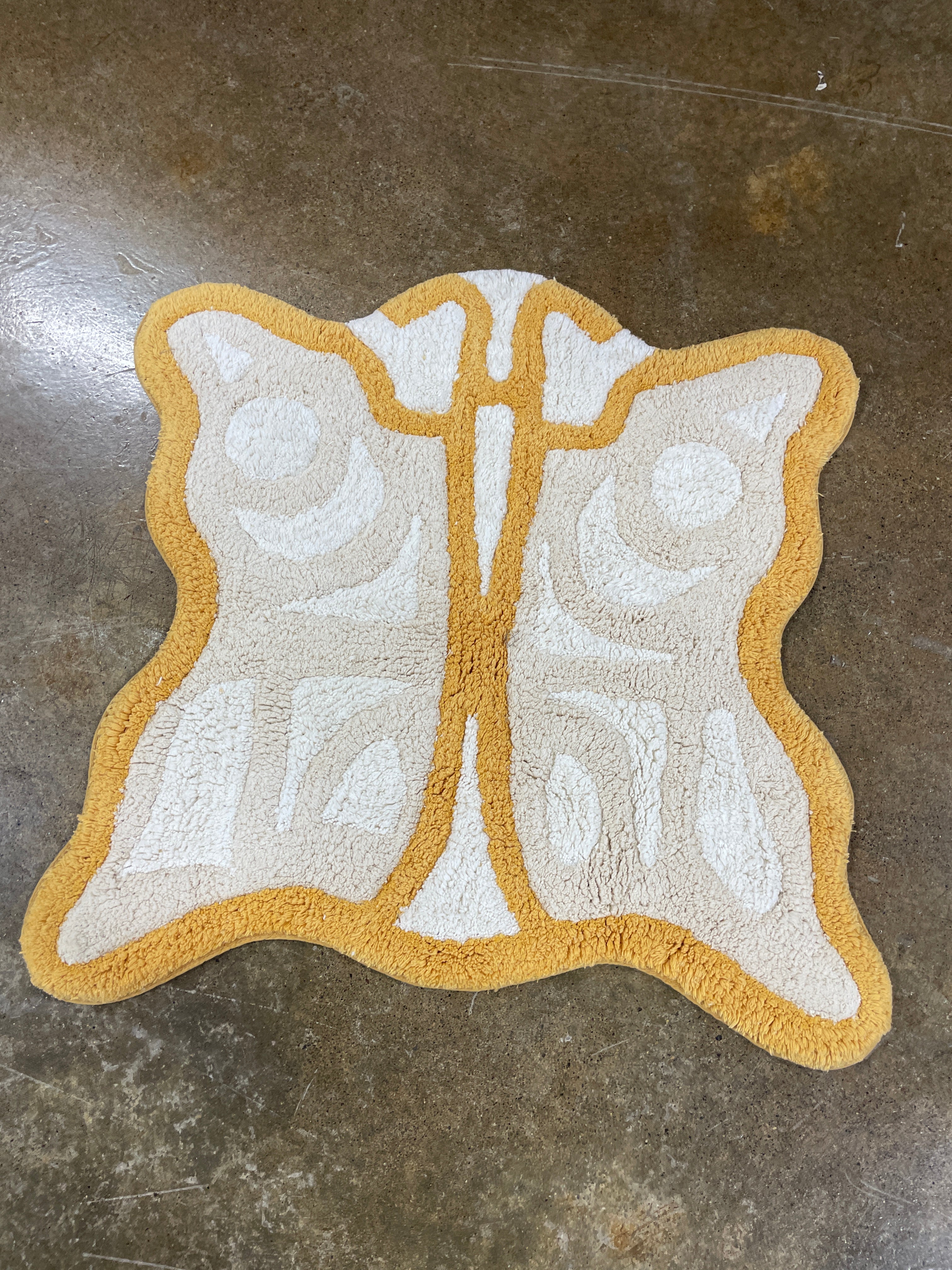 Butterfly Shaped Bath Rug Yellow, final cut