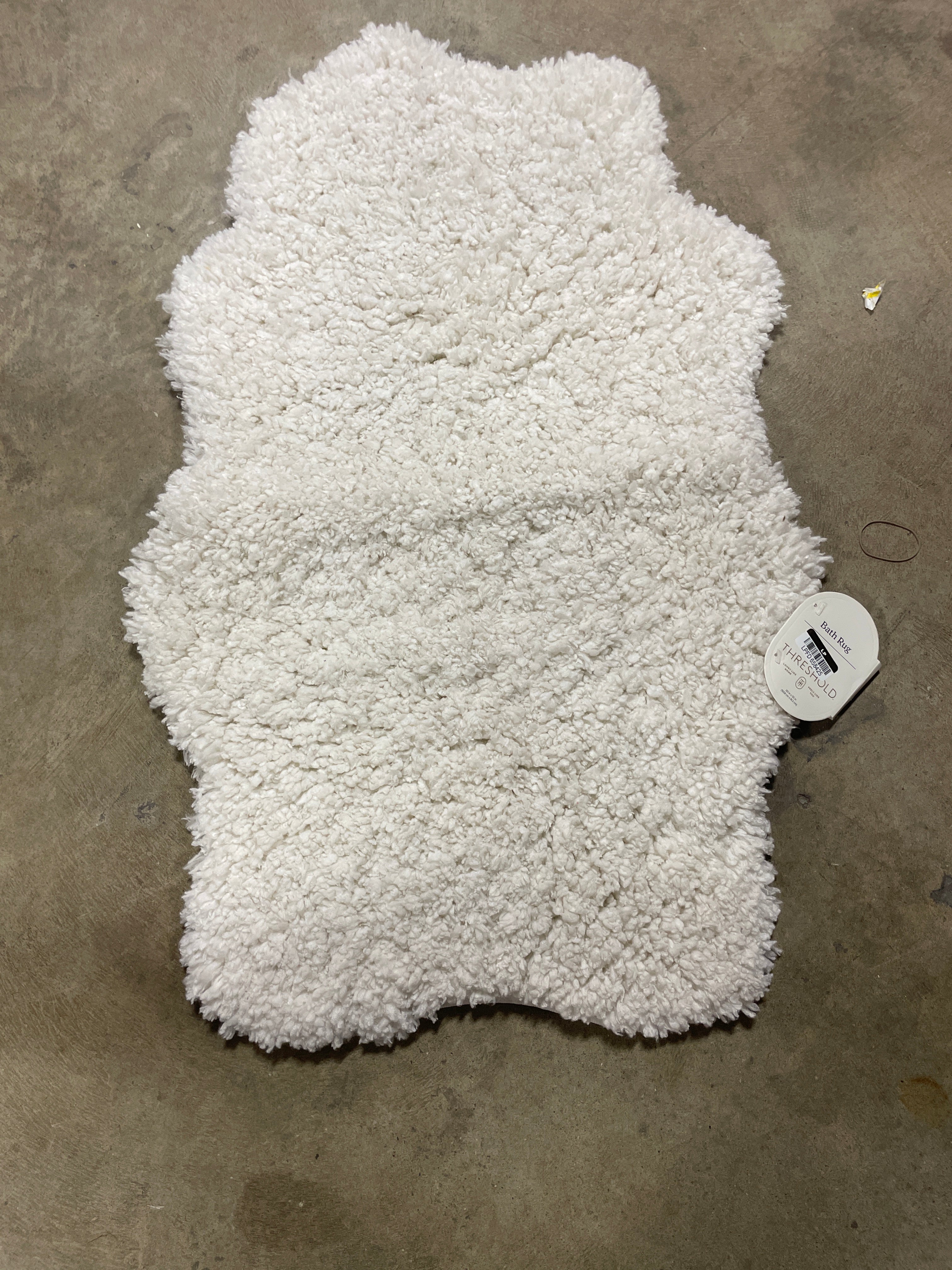 Plush Shaped Bath Rug White, final cut