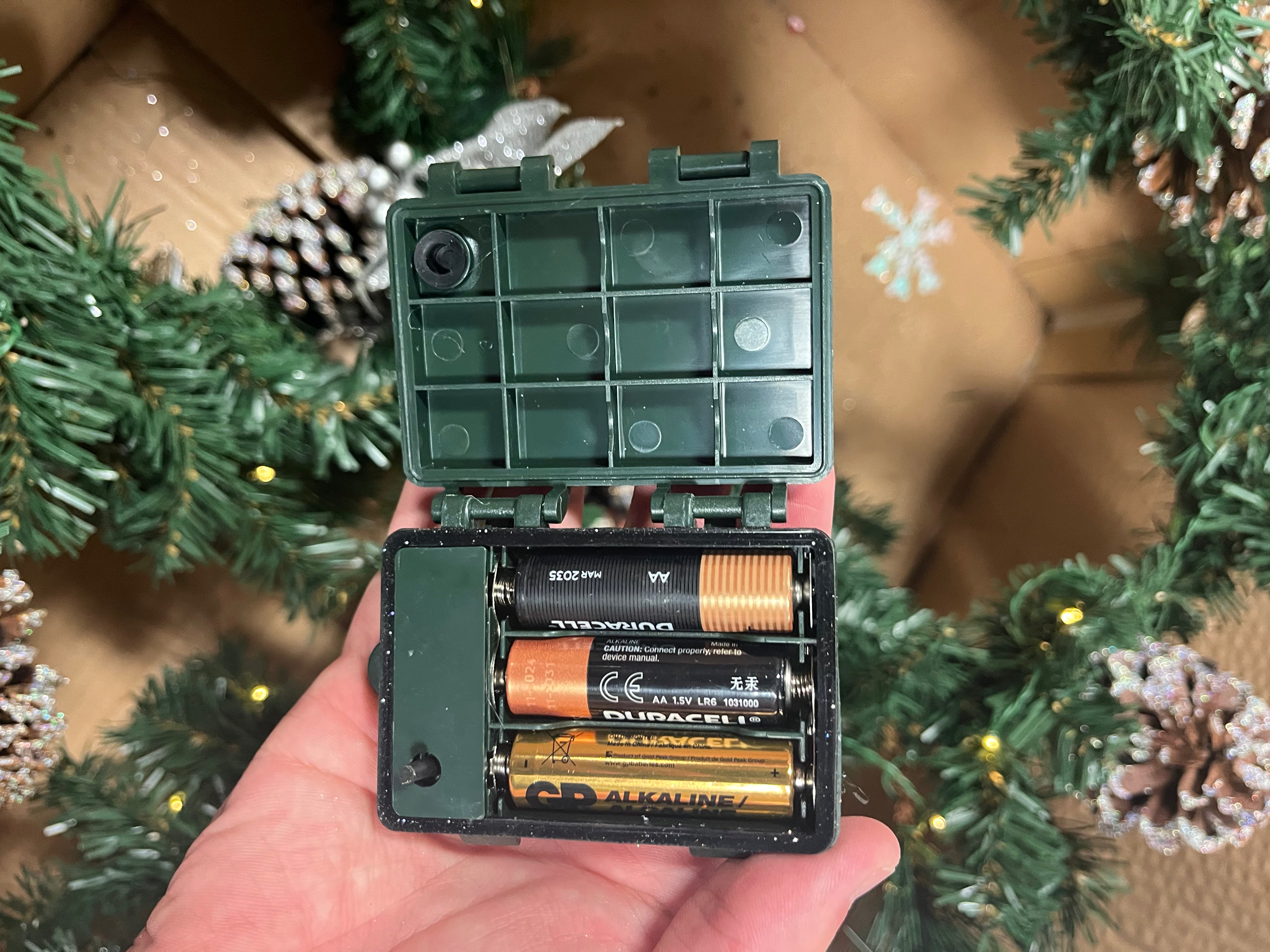 Pre-lit Glitter Artificial Christmas Pine Garland with Cones, final cut