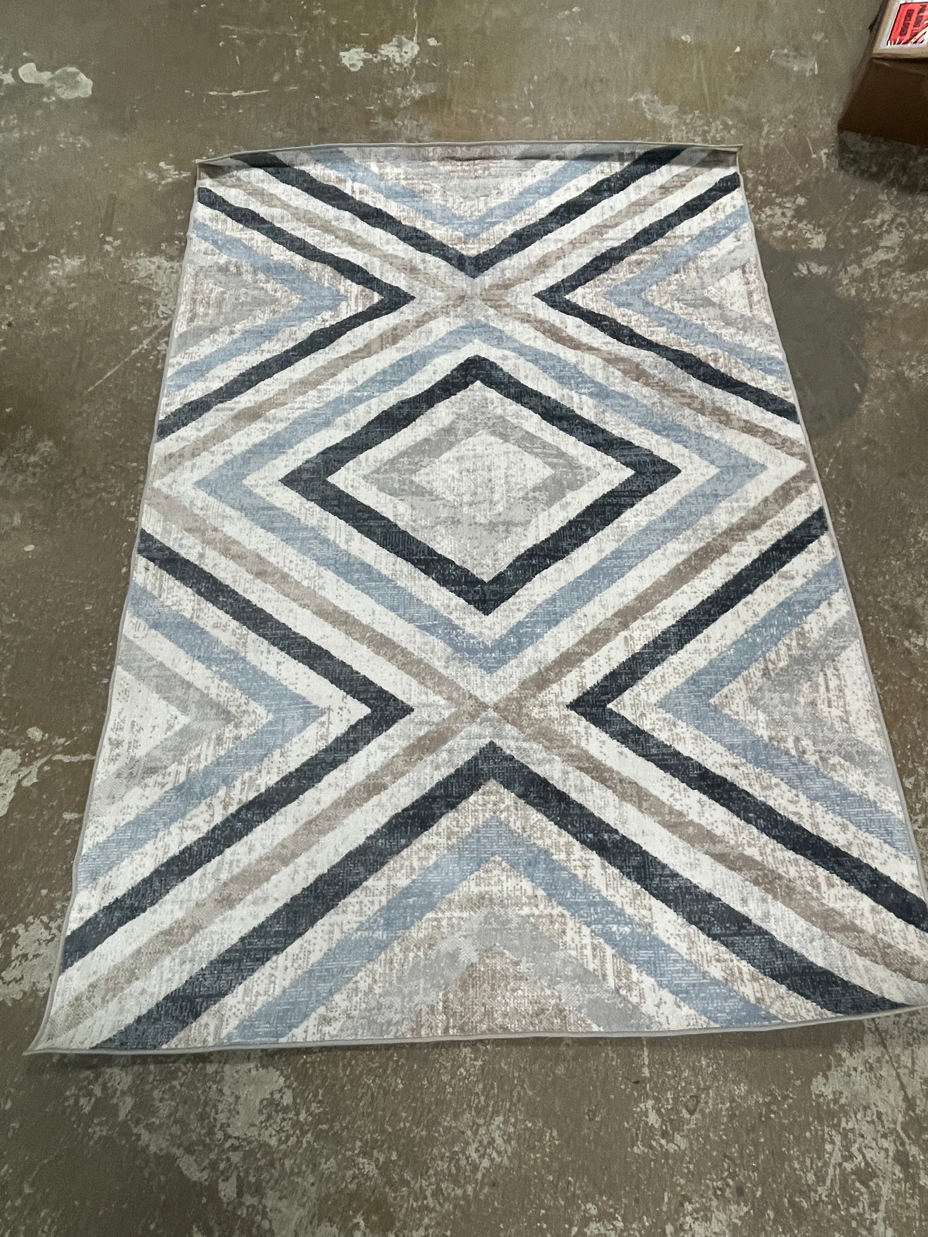 Akari Transitional Diamond Machine Washable Indoor Area Rug