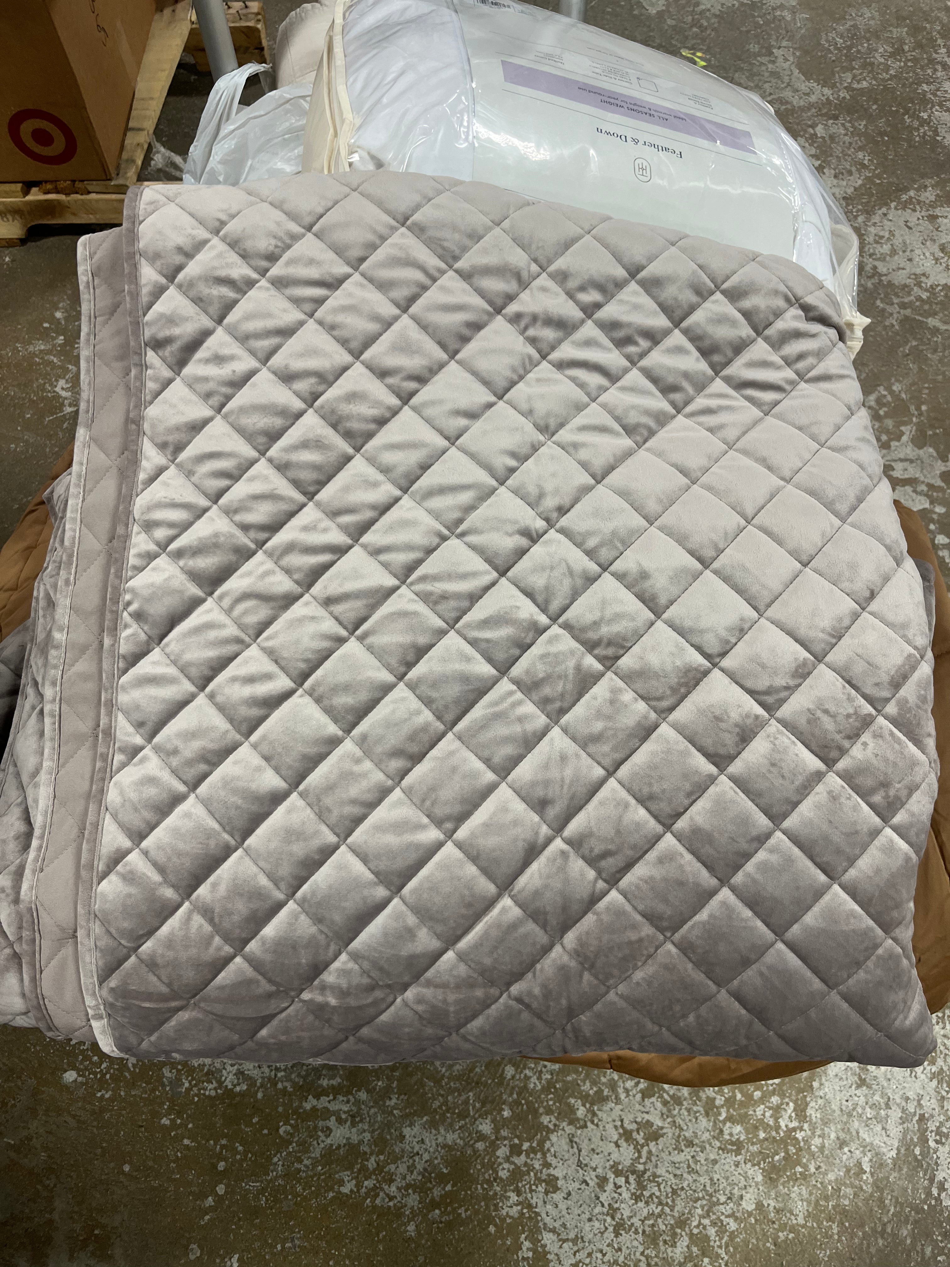 Luxe Diamond Stitch Velvet Quilt - King