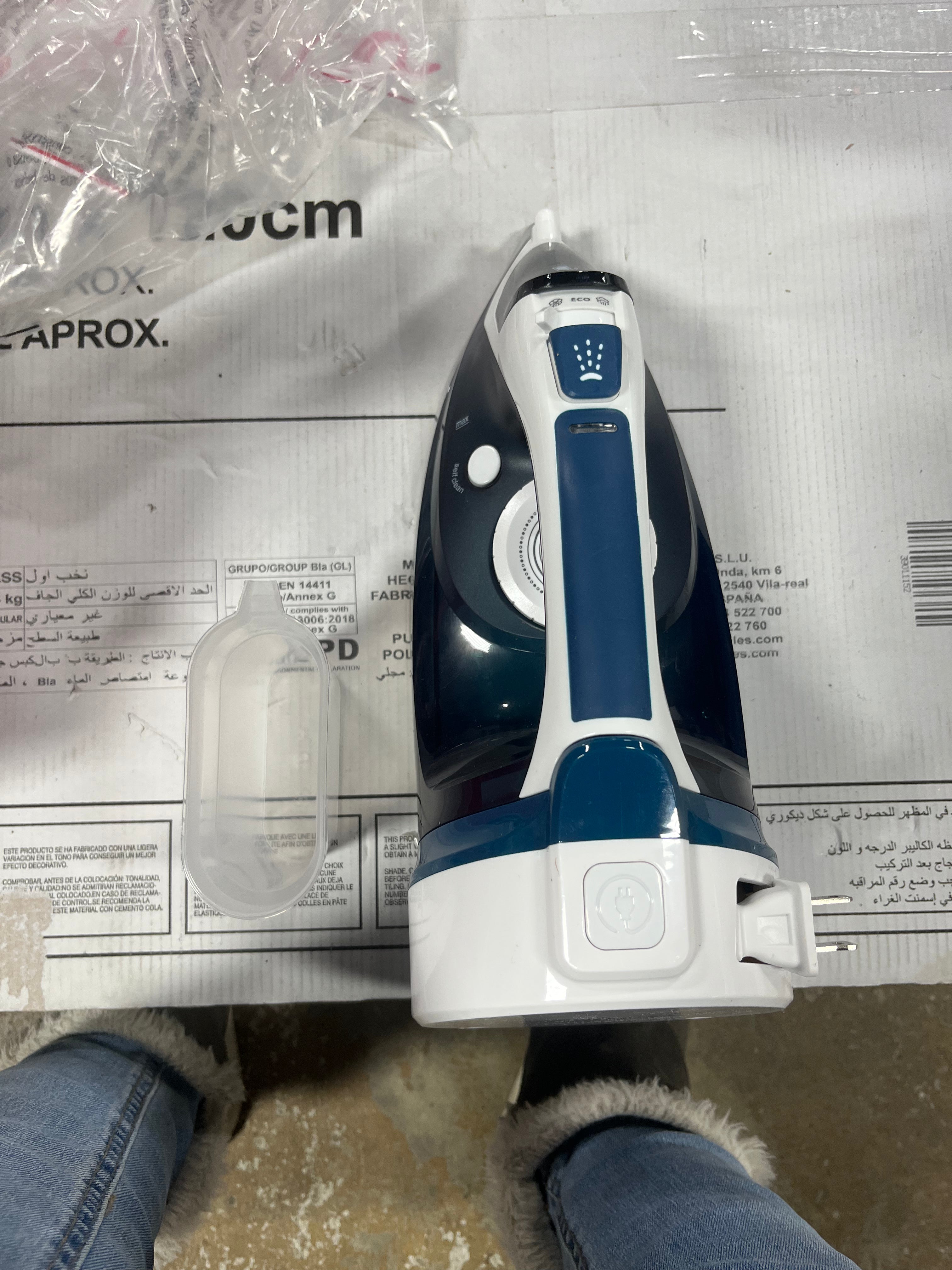 Steam Iron with Retractable Cord and Shot of Steam Feature