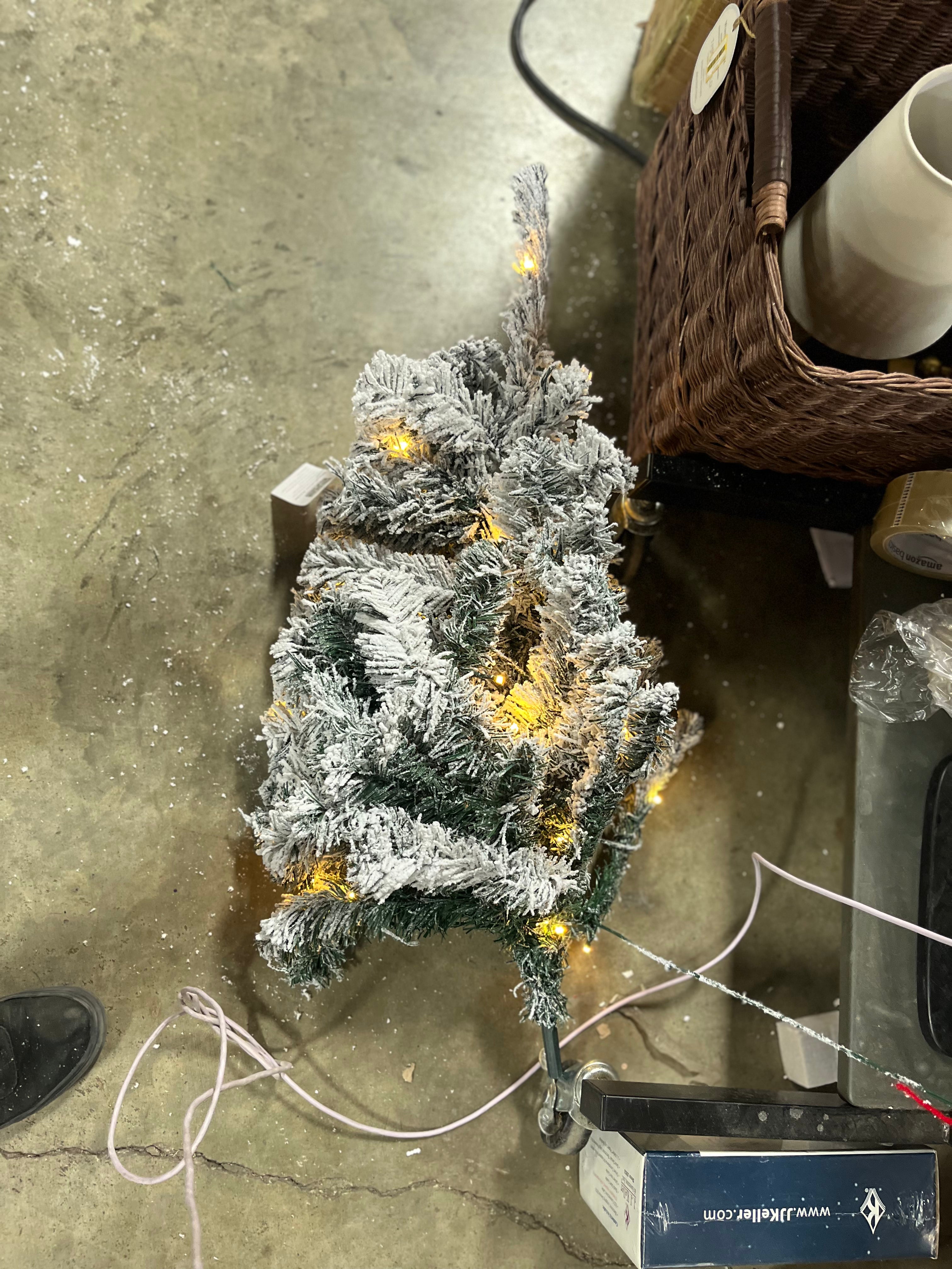 Pre-Lit Premium Snow Flocked Hinged Artificial Christmas Tree w/150 Lights