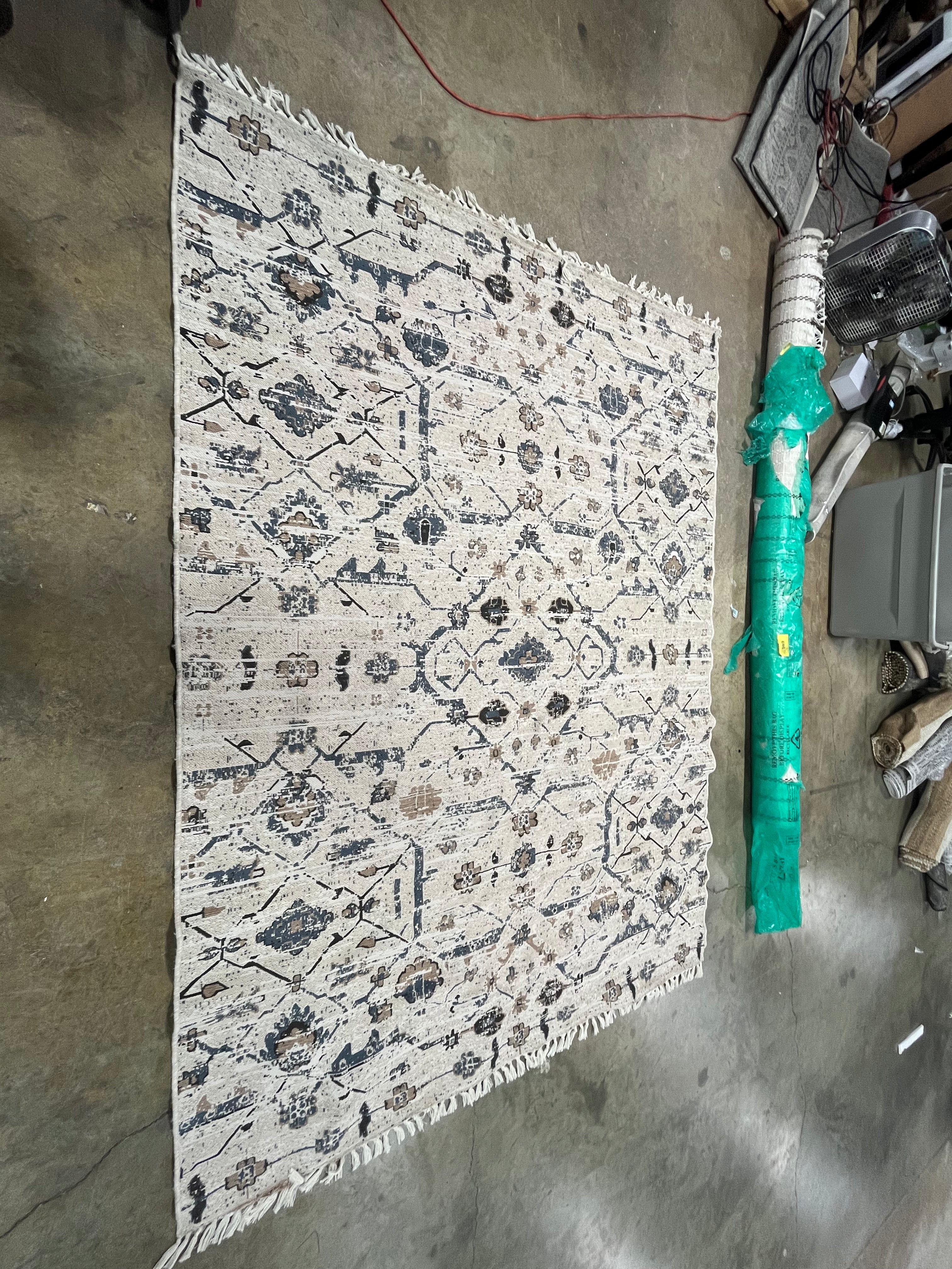 Becca Traditional Tiled Indoor Area Rug 6'7"x9'