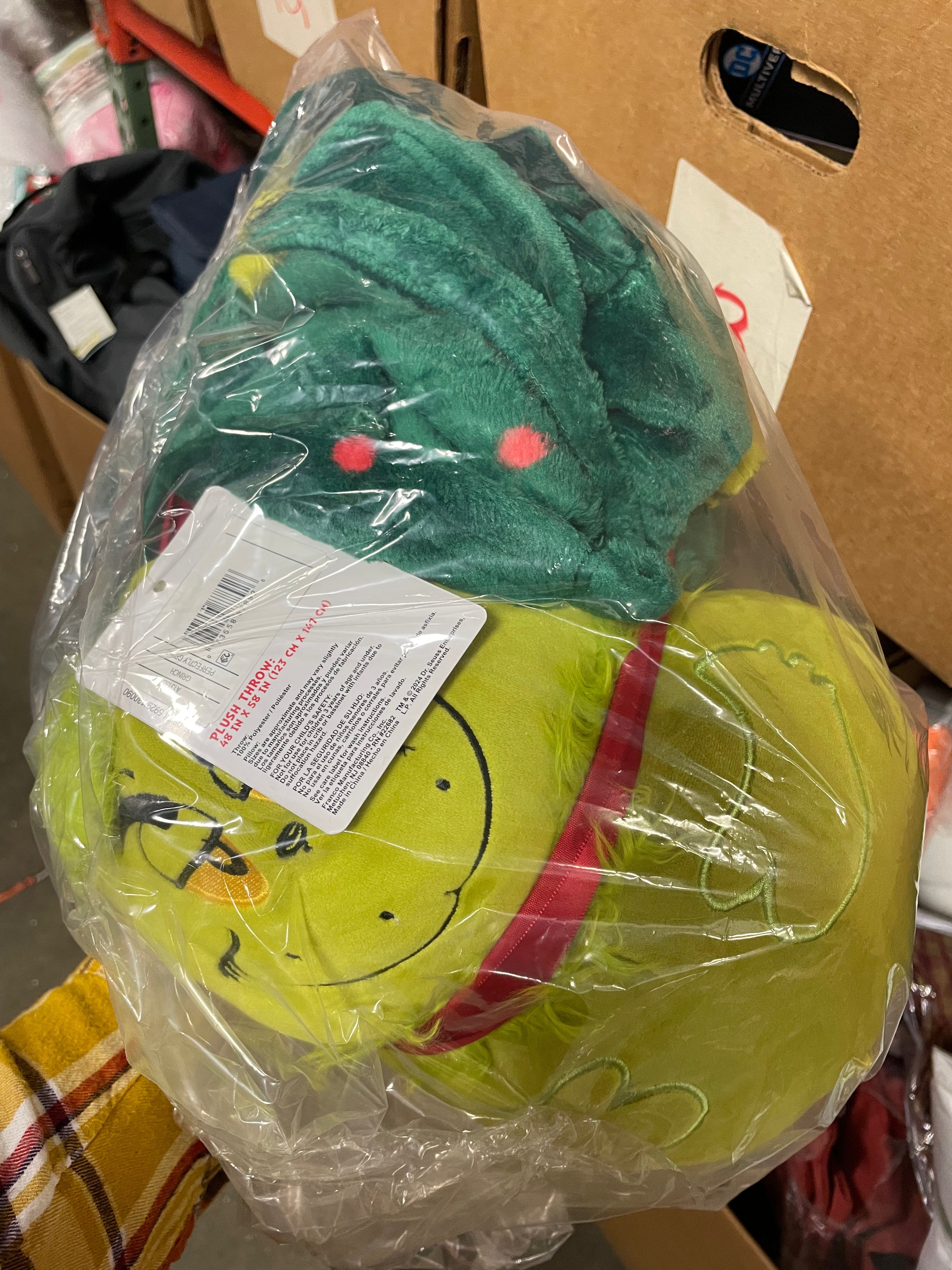 The Grinch Character Pillow & Throw Blanket Set Plush Cozy Christmas, final cut