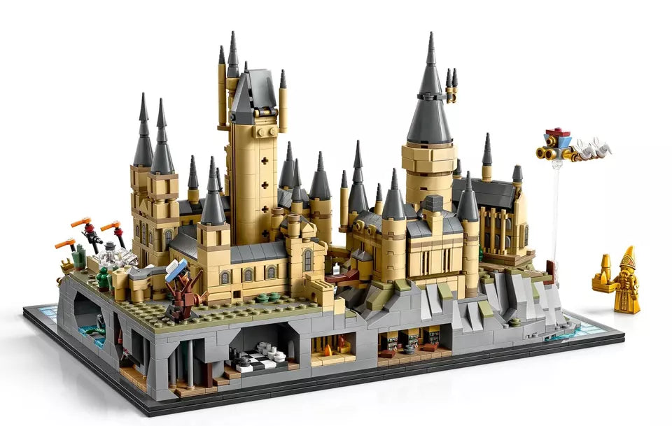 Harry Potter Hogwarts Castle and Grounds Wizarding Set