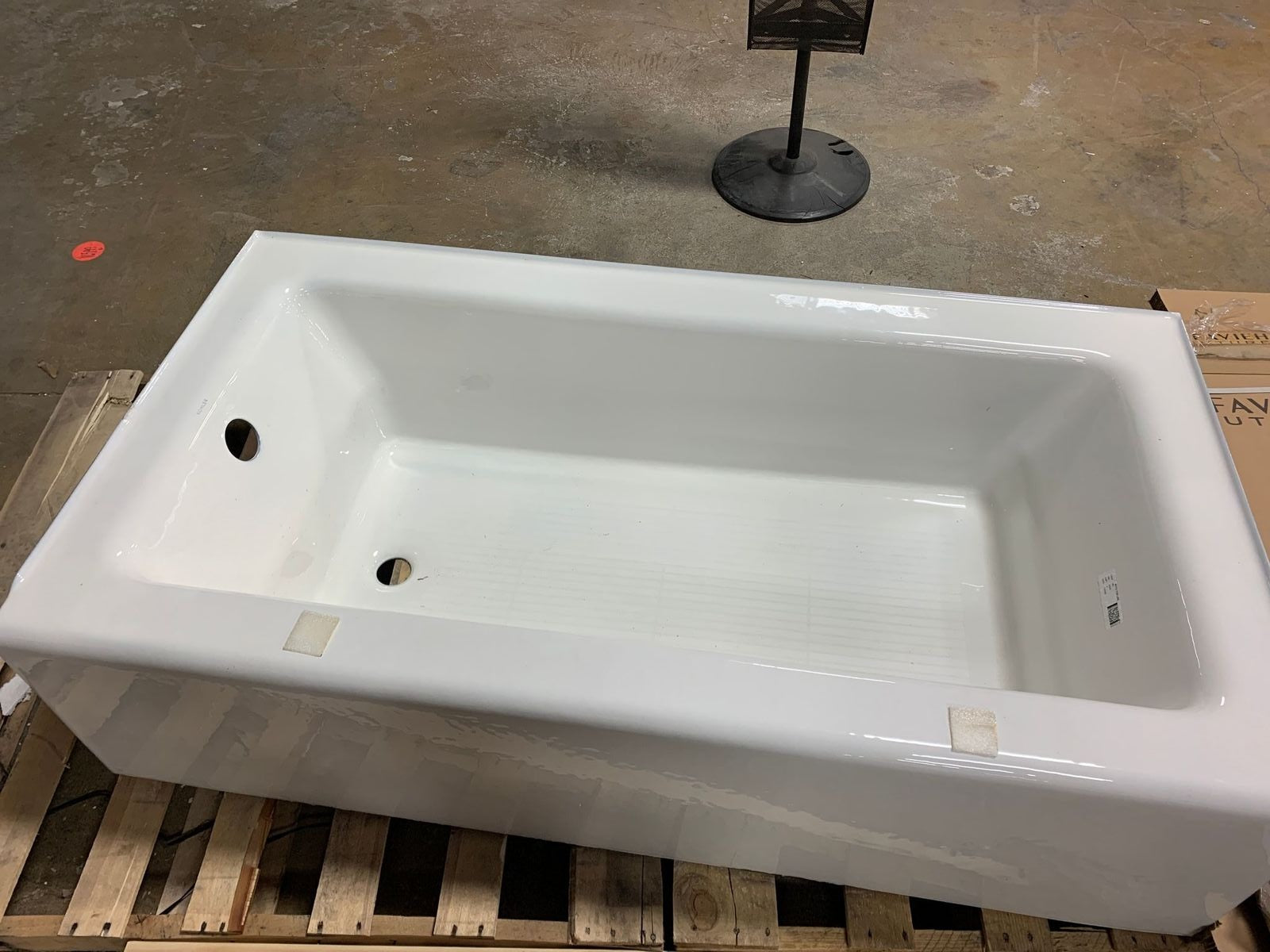 Bellwether® 60 x 30-1/4 in. Soaker  Alcove Bathtub Right Drain pt578