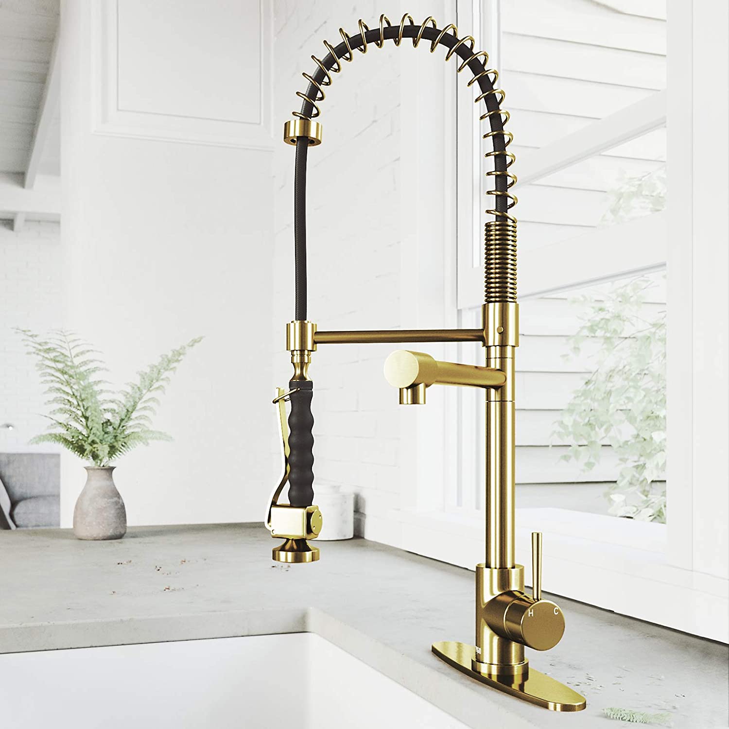 VIGO VG02007MGK1 27" H Zurich Single-Handle with Pull-Down Sprayer Kitchen Faucet with Deck Plate in Matte Gold