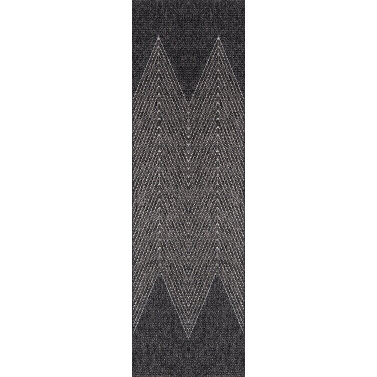 2'7'' x 7'6'' Antigua Chevron Indoor / Outdoor Area Rug in Charcoal