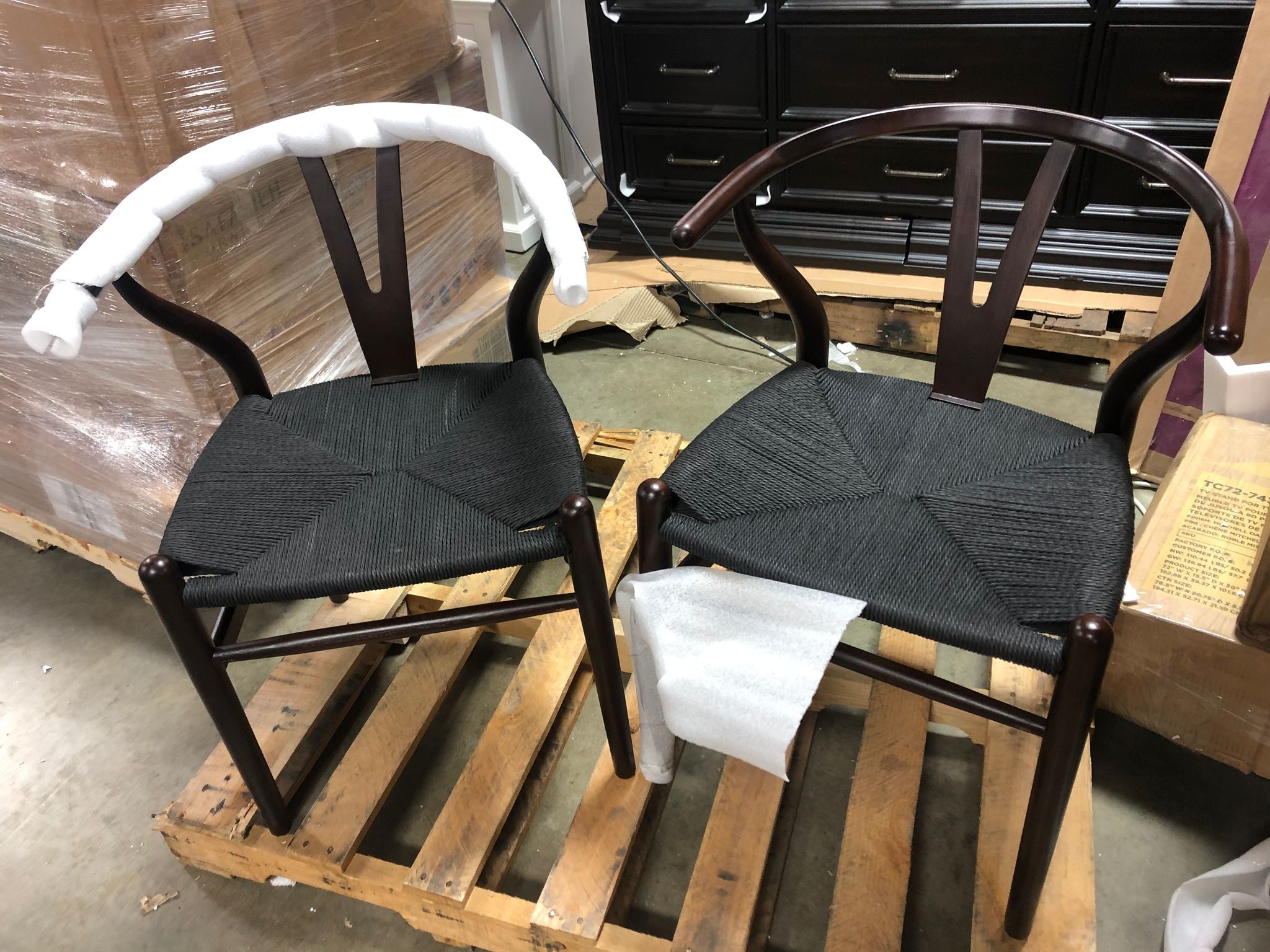 Black/Walnut Clemence Solid Wood Windsor Back Side Chair (Set of 2) MGO119