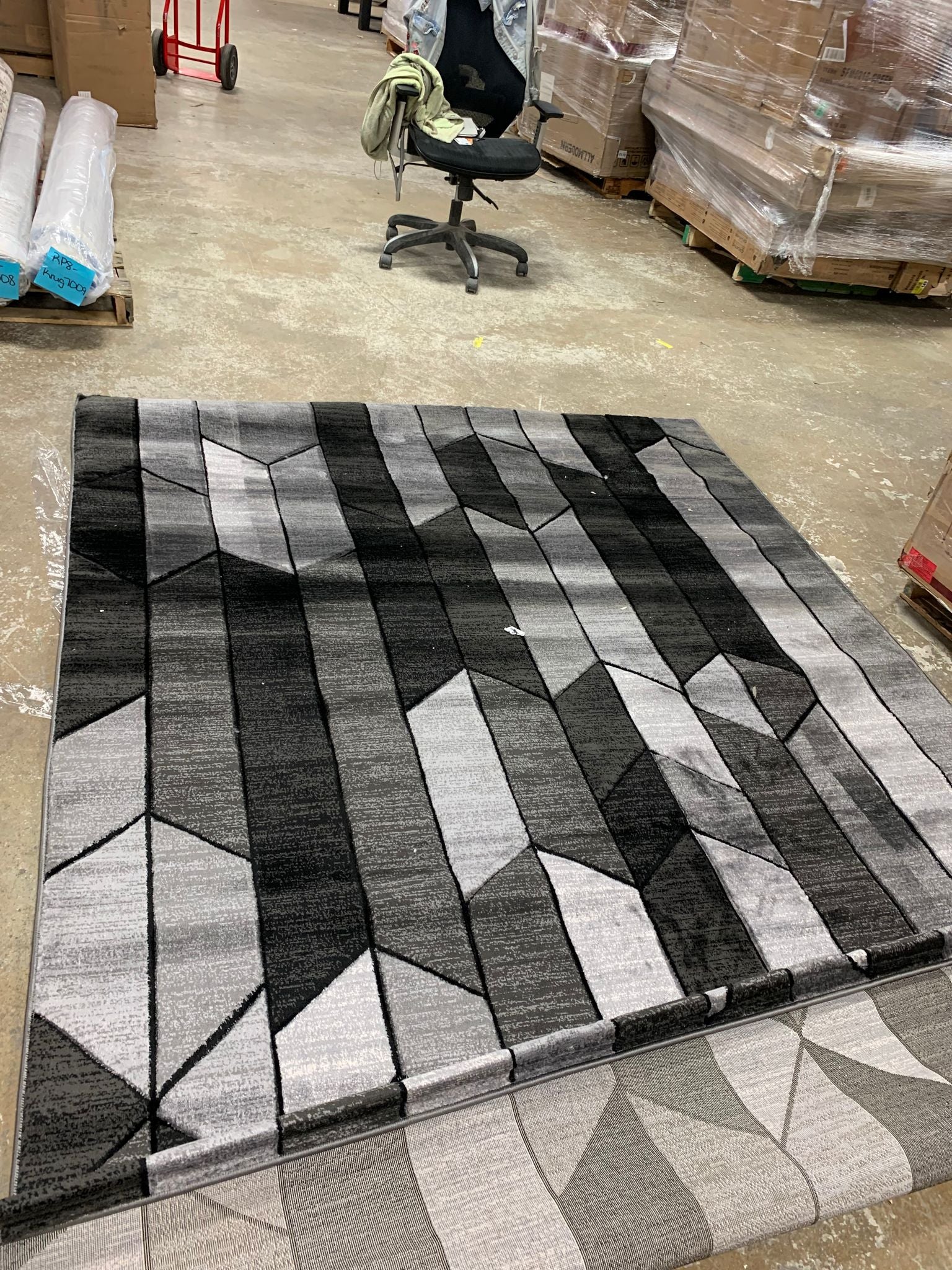 Barclay Geometric Area Rug in Black/Gray rectangle 7'6"x9'6"