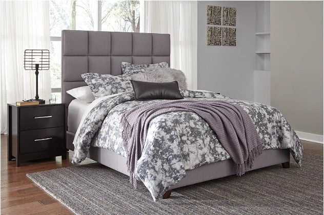 Dolante Queen Upholstered Bed pc283