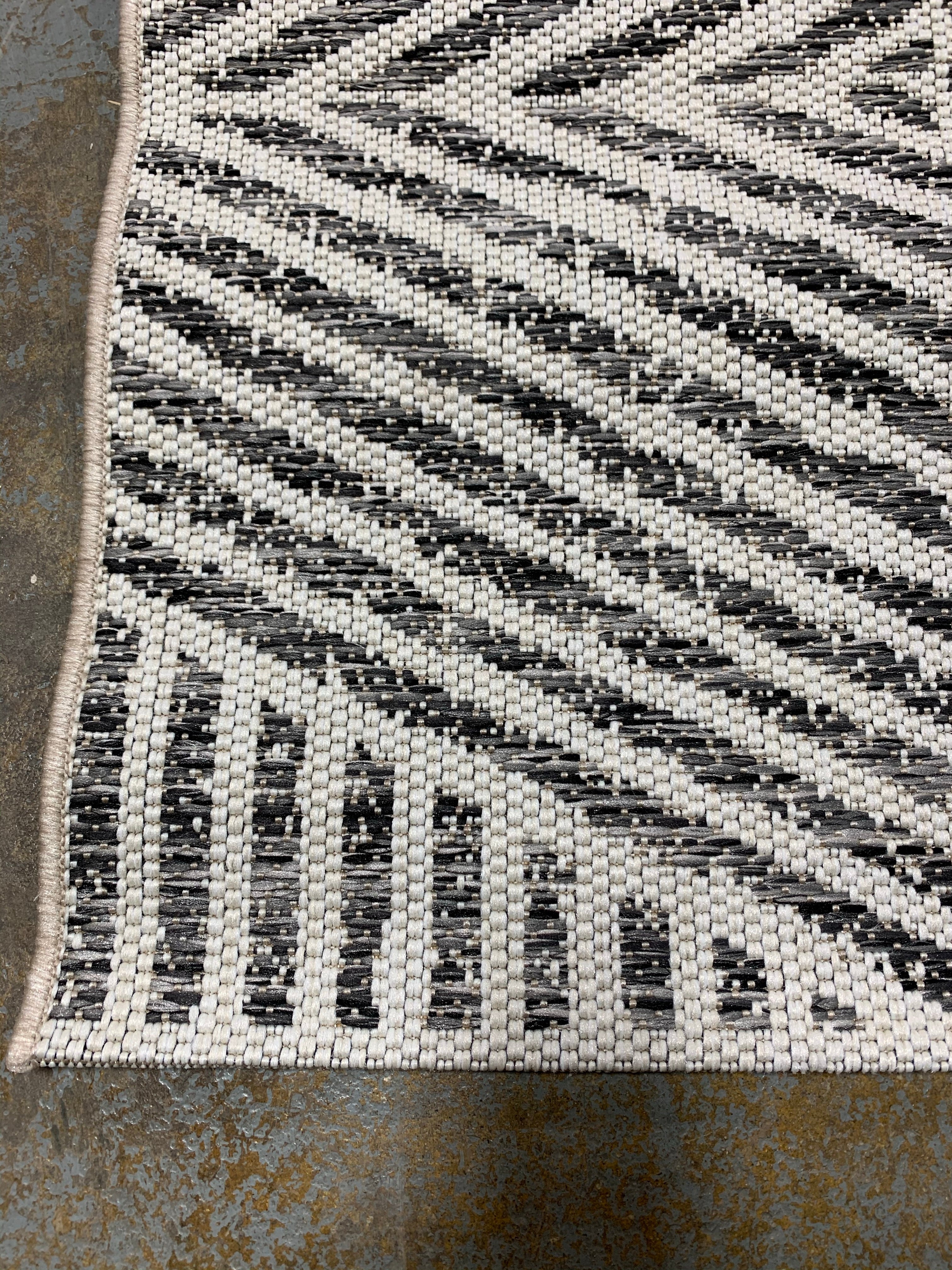 Black/White Stripped 5' x 7'2" Indoor/Outdoor Area Rug ERUG224