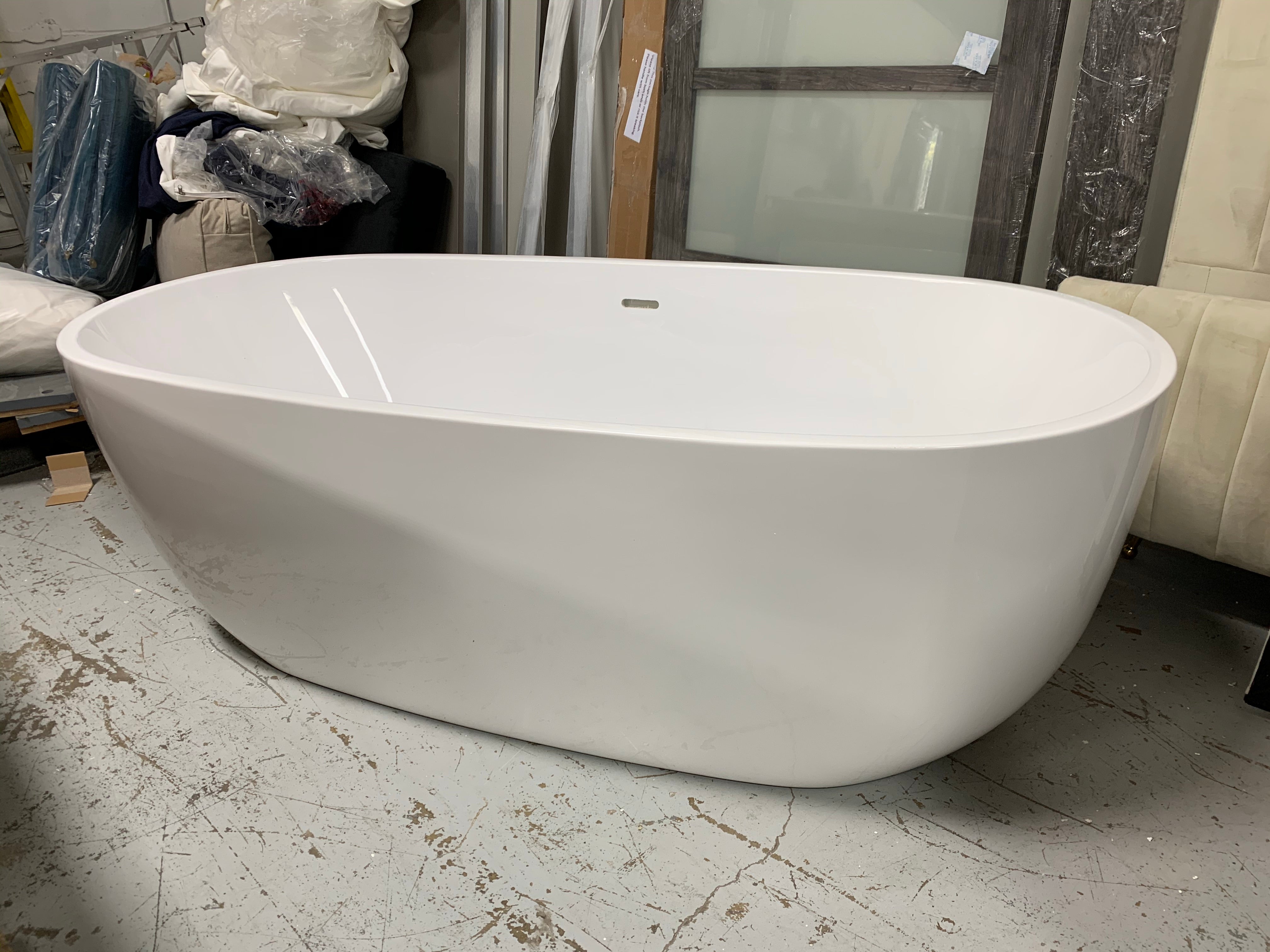67" x 32" Freestanding Soaking Acrylic Bathtub