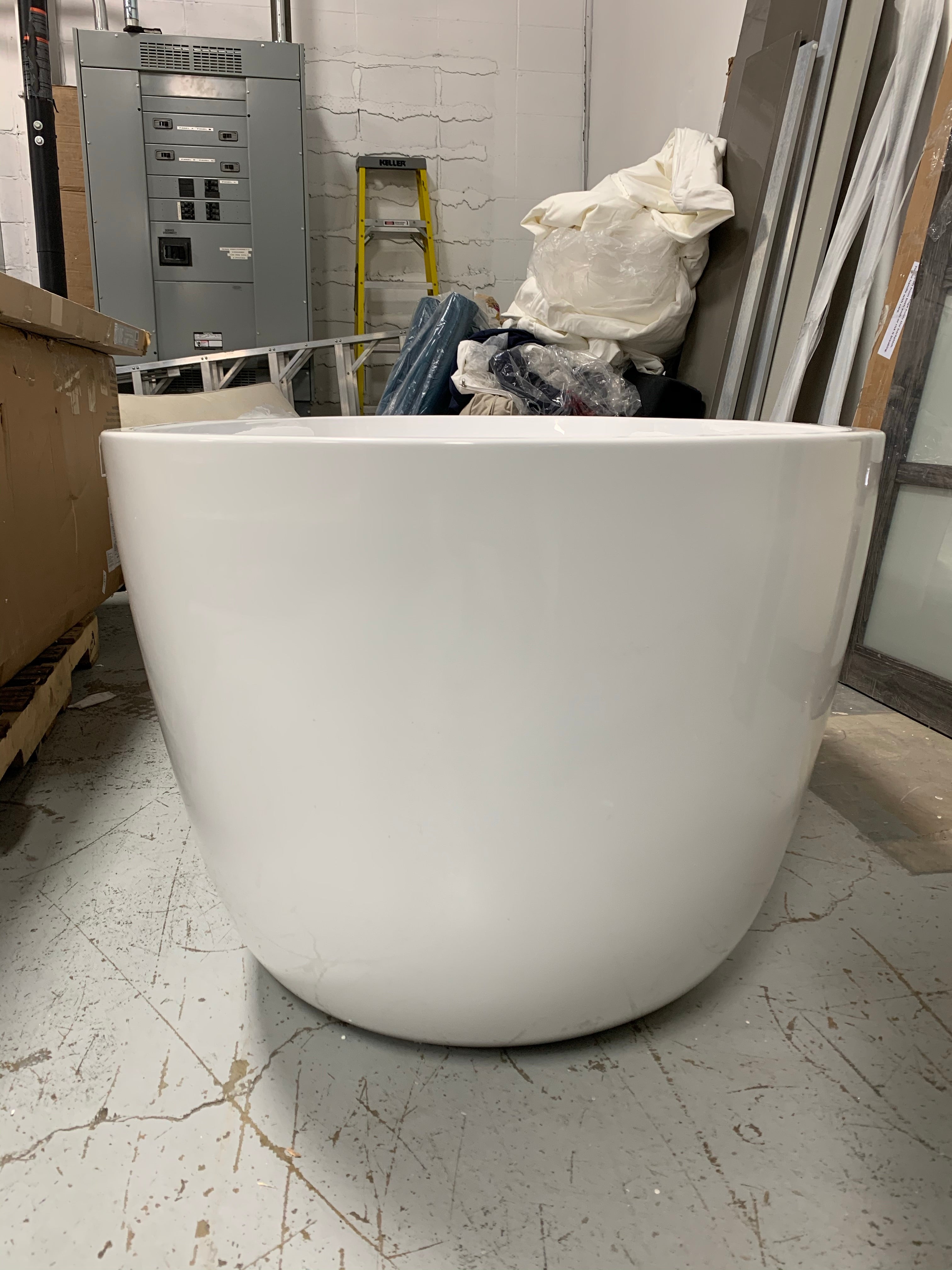 67" x 32" Freestanding Soaking Acrylic Bathtub