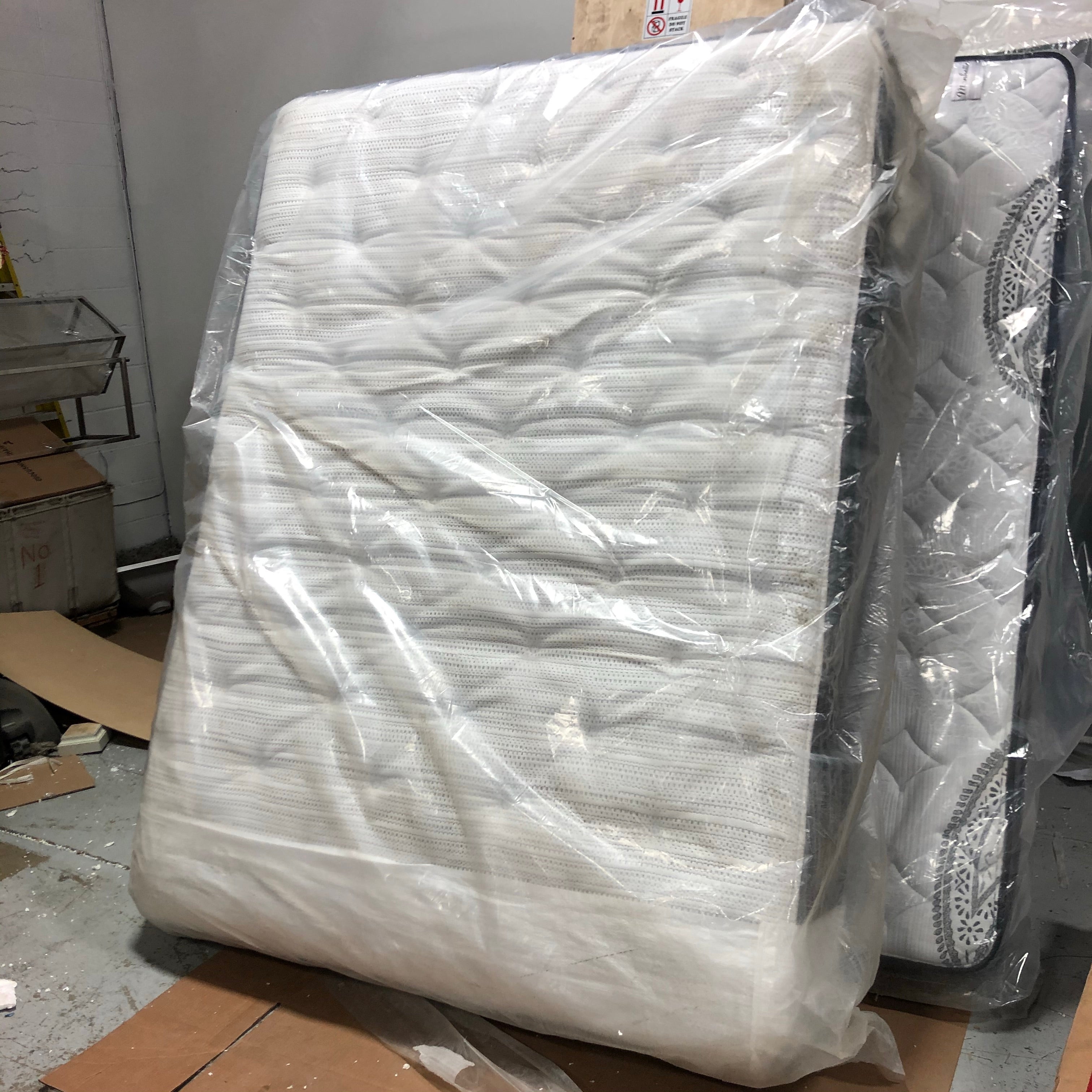 (Queen) Beautyrest 16" Plush Pillow Top Mattress
