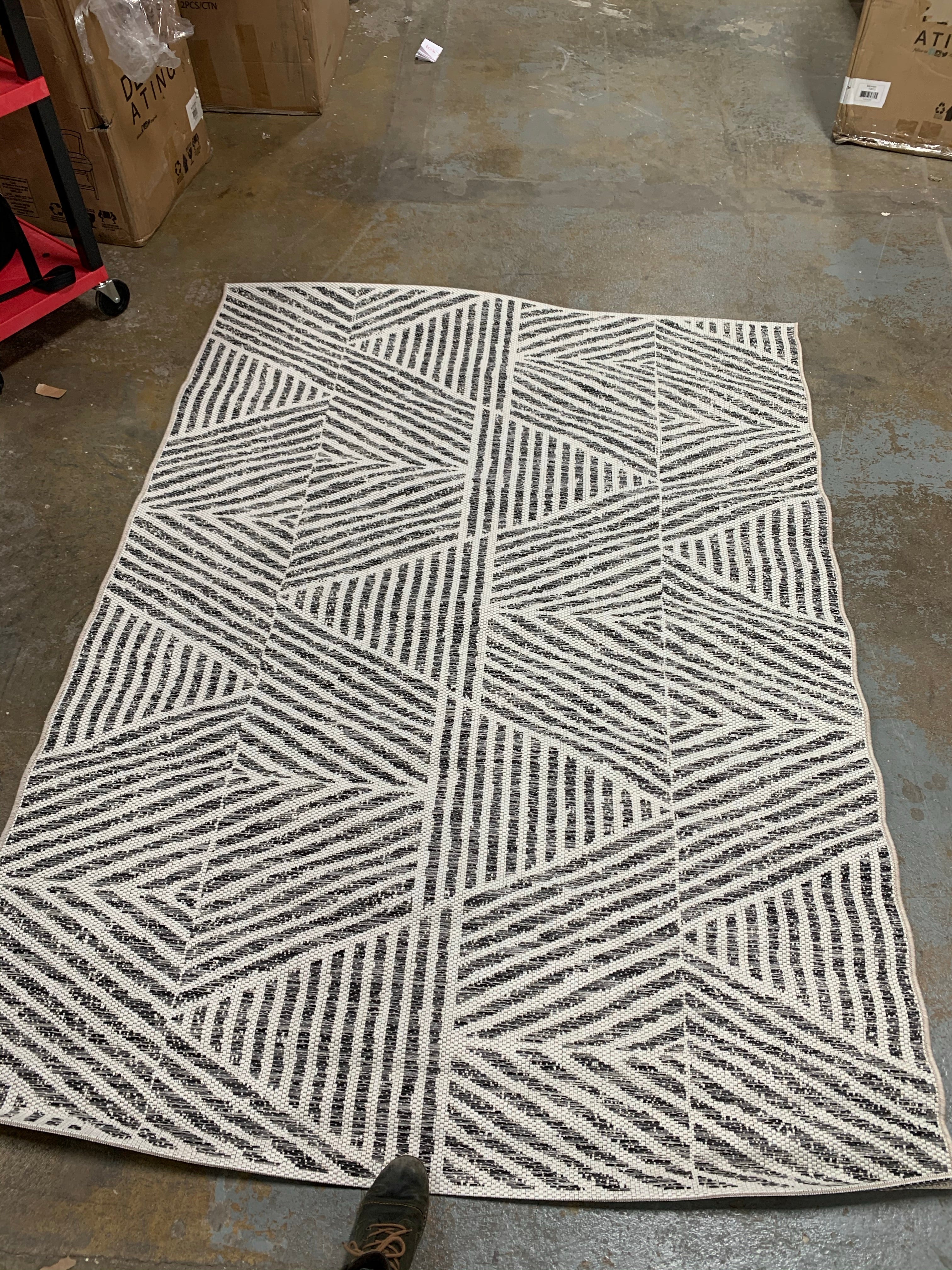 Black/White Stripped 5' x 7'2" Indoor/Outdoor Area Rug ERUG224